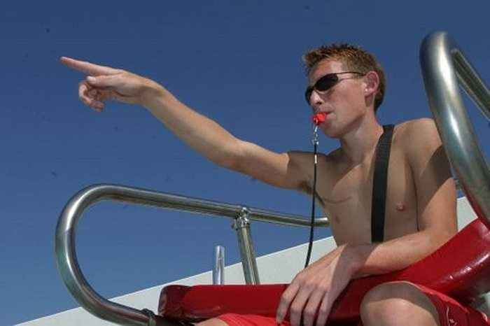 8. Nhân viên cứu hộ - 10,05 USD/giờ Nhân viên cứu hộ phải dành hàng giờ đứng dưới nắng để đảm bảo sự an toàn cho các hoạt động giải trí dưới nước của khách hàng. Trên thực tế, họ sử dụng còi nhiều hơn là phải di chuyển thường xuyên trong công việc. Điều thú vị là những người làm nghề này coi việc làn da của họ bị rám nắng là một cách thức làm đẹp, thay vì một loại tổn thương da