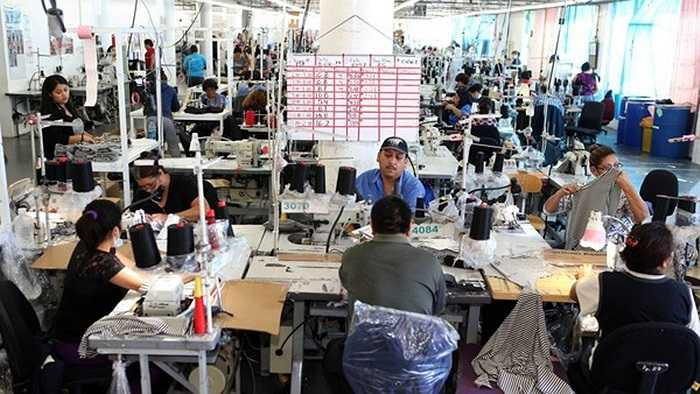 6. Nhân viên ngành may mặc - 10,03 USD/giờ Bất chấp các mối nguy hại đến sức khỏe như bụi vải hay hỏa hoạn thường trực, những nhân viên làm nghề may mặc ở Mỹ vẫn phải nhận mức lương khá thấp. Năm 1996, sở lao động kết luận một nửa số công ty may mặc ở nước này vi phạm các quy chế về tiền lương và làm thêm giờ. Và hiện không rõ tình trạng này đã được giải quyết triệt để hay chưa. 