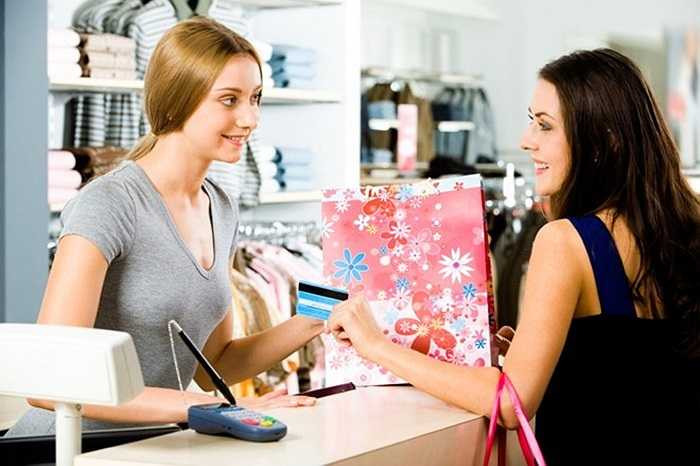 5. Thu ngân - 9,83 USD/giờ Bạn cần phải biết rằng thu ngân là nạn nhân của các vụ cướp và giết người thường xuyên hơn hẳn các nghề khác tại Mỹ. Ngoài ra, họ gần như mặc định phải hy sinh kỳ nghỉ lễ bên gia đình của mình bởi lẽ đây mới là thời điểm khách hàng mua sắm nhiều nhất. Song, một số người cho rằng chính sự đơn điệu mới là phần tệ nhất của công việc này. 