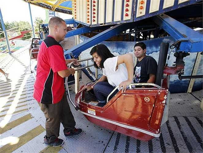 4. Nhân viên ở các công viên giải trí - 9,76 USD/giờ Ứng với mỗi loại hình giải trí trong công viên, những người làm nghề này lại có các nhiệm vụ khác nhau như vận hành tàu điện, kiểm tra các phương tiện trong trò đua xe hay đơn giản là hướng dẫn khách tham gia. Để làm được nghề này, bạn cần có sức khỏe tốt do lao động chủ yếu là dưới ánh nắng và rất dễ bị mất nước. Chưa hết, những tai nạn nghề nghiệp nhỏ đôi khi vẫn xảy ra, như do sự bất cẩn của khách hàng chẳng hạn.