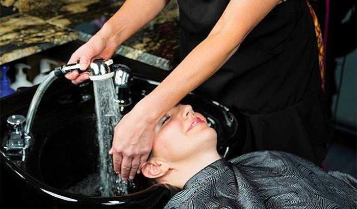 2. Nhân viên gội đầu - 9,09 USD/giờ Hầu hết những người làm nghề này đều coi đây là công việc tạm thời, đủ trang trải cho cuộc sống trước khi họ tìm thấy một công việc cho thu nhập tốt hơn. Cũng có một số khác coi đây như công việc phụ thêm, bên cạnh nghề nghiệp chính của họ. Suy cho cùng, tại Mỹ, những người làm nghề gội đầu sẽ rất khó có được một cuộc sống sung túc, đầy đủ. 