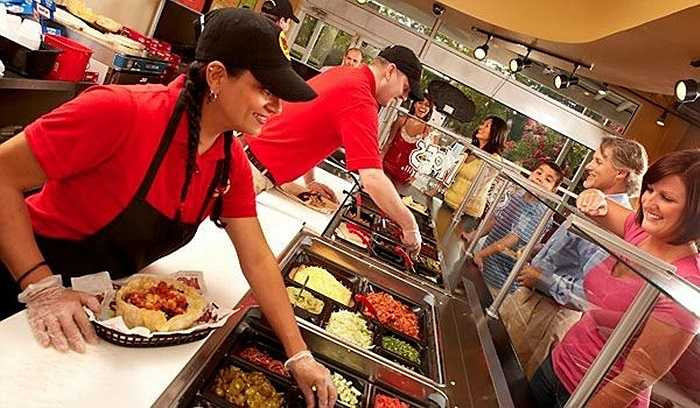 1. Nhân viên chế biến đồ ăn nhanh - 9,07 USD/giờ Với mức lương trung bình 9,07 USD/giờ và 40 tiếng làm việc mỗi tuần sẽ chỉ cho bạn thu nhập 18.870 USD - rất thấp khi so với mặt bằng chung tại xứ cờ hoa. Thậm chí, rất nhiều người làm nghề này không thể kiếm được đến 9 USD mỗi giờ. Tháng 1 vừa qua, tổng thống Mỹ Obama đã có cuộc nói chuyện với một nhân viên chế biến đồ ăn nhanh - người chỉ kiếm được 7,25 USD/giờ. Nghĩa là thu nhập hàng năm của anh ta chỉ 15.080 USD - sẽ chẳng bao giờ đủ nếu phải 