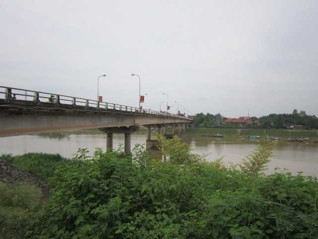 Bất lực nhìn thiếu nữ 17 tuổi nhảy cầu tự tử