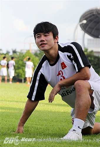 Ở đội tuyển U19 Việt Nam, Minh Vương là cẩu thủ có khuôn mặt điển trai nhất. Trông anh giống một tài tử xứ Hàn.
