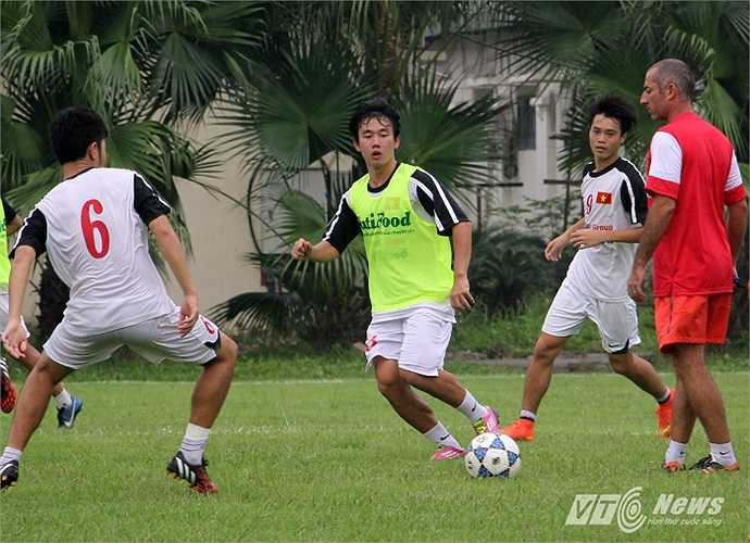 Minh Vương là mẫu tiền vệ chơi bóng năng nổ và cũng sở hữu một nền tảng kỹ thuật rất tốt.