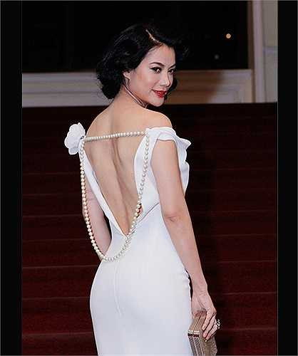 Ngoài thói quen khoe ngực tại sự kiện, Trương Ngọc Ánh cũng không quên hé lộ tấm lưng trần gợi cảm khi tham dự các lễ trao giải lớn.