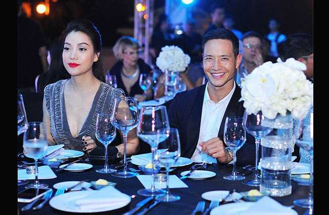 Mỗi khi sánh đôi cùng Kim Lý, nữ diễn viên Áo lụa Hà Đông luôn chọn trang phục xẻ sâu, khoe ngực tối đa.