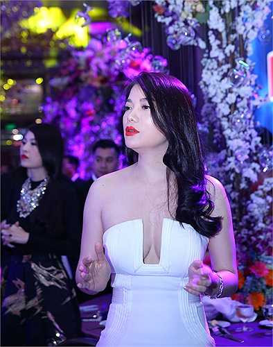 Nhiều người nhận định, kể từ khi chia tay Trần Bảo Sơn, gu thời trang của Trương Ngọc Ánh có phần táo bạo và gợi cảm hơn xưa. 