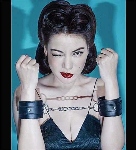 Tuy chỉ là bộ ảnh thời trang mang đậm tính nghệ thuật, nhưng sự táo bạo của bà mẹ một con đã gây nên nhiều tranh cãi trong cộng đồng mạng.