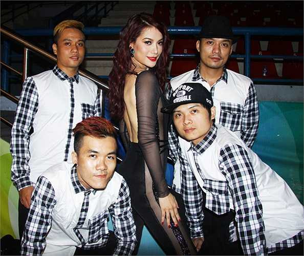 Mặc trang phục đen xuyên thấu và khoe trọn tấm lưng trần gợi cảm, 'cô Dần' trong Áo lụa hà đông không kém phần nổi bật khi tạo dáng cùng các vũ công nam.