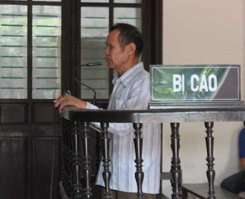 Bé gái bị ông già hại đời vì lời hứa 'cho đi làm cave'