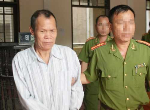 Bé gái bị ông già hại đời vì lời hứa 'cho đi làm cave'