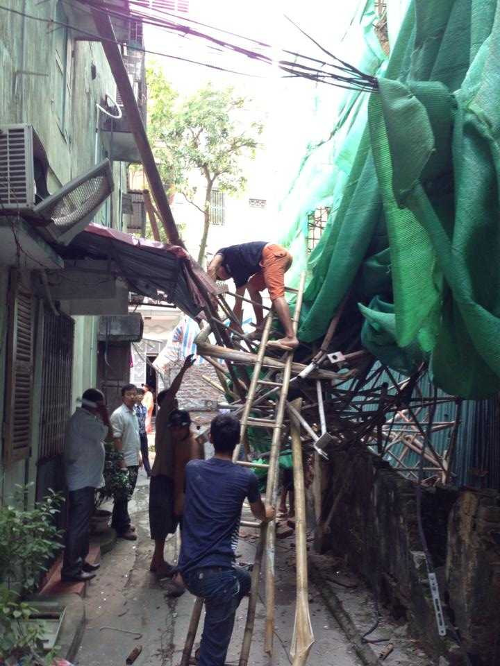 Hà Nội: Giàn giáo rơi từ tầng 11, khu phố hoảng loạn
