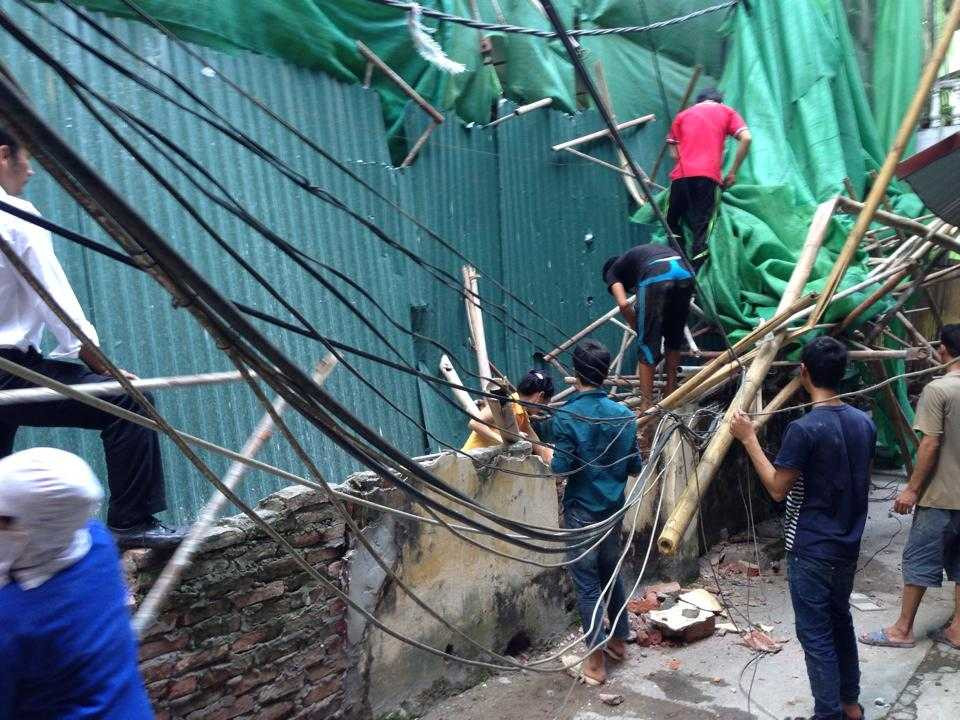 Hà Nội: Giàn giáo rơi từ tầng 11, khu phố hoảng loạn