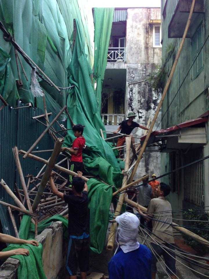 Hà Nội: Giàn giáo rơi từ tầng 11, khu phố hoảng loạn