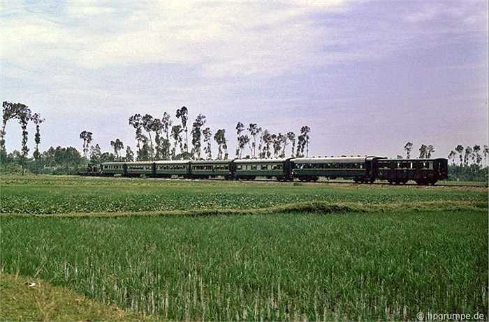 Tàu hỏa Hà Nội - Hải Phòng năm 1991. Cũng tàu hỏa tuyến đường này ngày nay và năm 1991 không khác nhau là mấy.