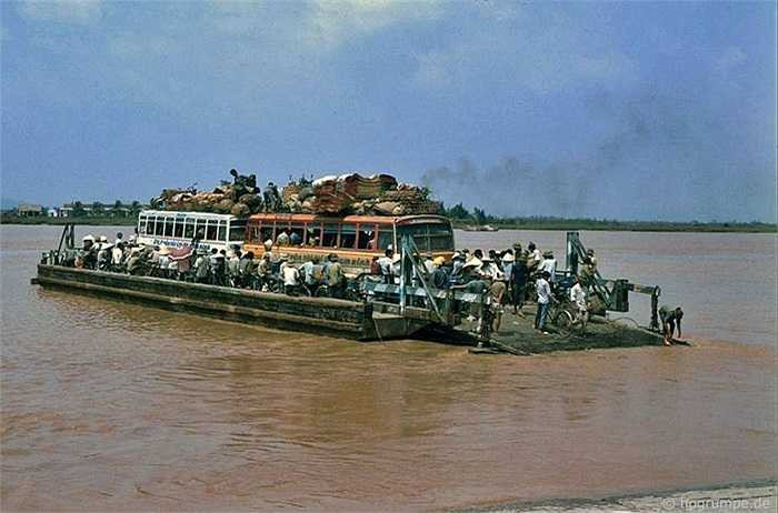 Mỗi chuyến phà Bính mất chừng 30 phút để sang bờ bên kia.