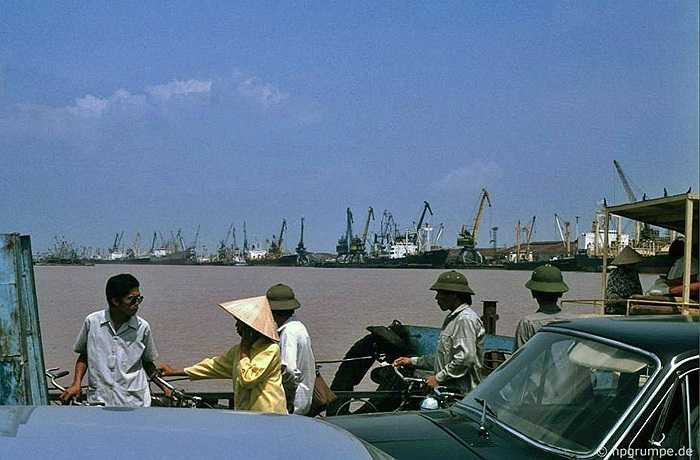 Bờ sông kể từ phà Bính ra phía cửa Cấm là toàn bộ cảng Hải Phòng, với những cần cẩu đế cao do Liên Xô viện trợ.