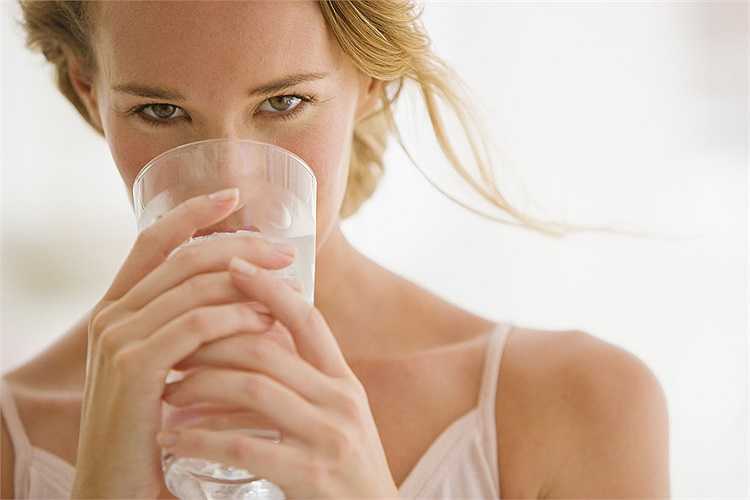 1. Không thích uống nước: Hoạt động sinh lý trao đổi do thận phụ trách sẽ sinh ra chất thải và bài trừ ở trong nước tiểu. Khi thận tiến hành những hoạt động này cần có đủ lượng nước để hỗ trợ, nếu thiếu nước rất dễ làm cho thận trao đổi không tốt. 