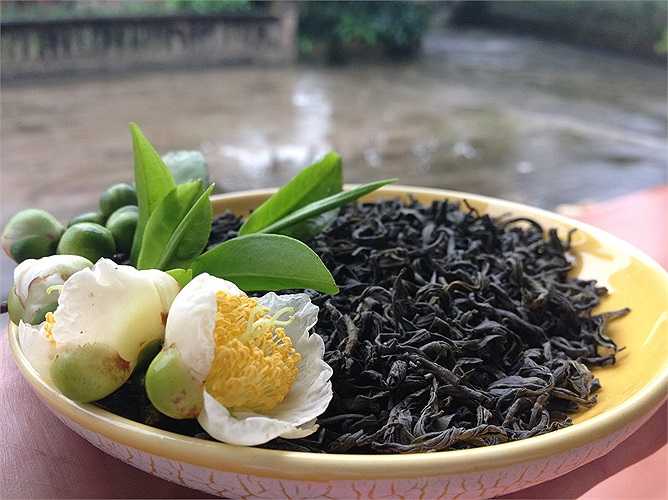 13. Uống trà đặc sau khi uống rượu: Một số người nghĩ rằng trà đặc có thể 'xua tan' những ảnh hưởng từ rượu. Thực tế chất theophylline trong trà có tác dụng làm lợi tiểu, rượu không có thời gian để phân hủy do đó gây ra kích thích ethanol làm ảnh hưởng nghiêm trọng cho thận.
