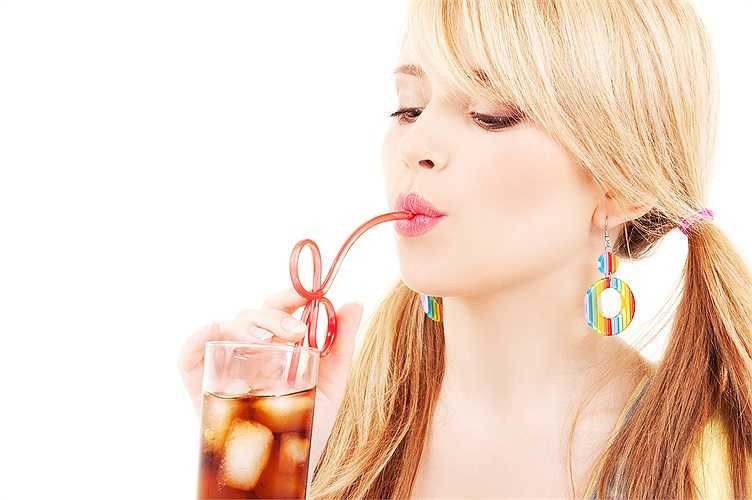 3. Uống nước có gas nhiều hơn nước lọc: Trong nước có gas chứa nhiều cafein thường làm cho huyết áp tăng lên, huyết áp quá cao sẽ tổn hại đến thận. Vì vậy nên cố gắng tránh uống quá nhiều.