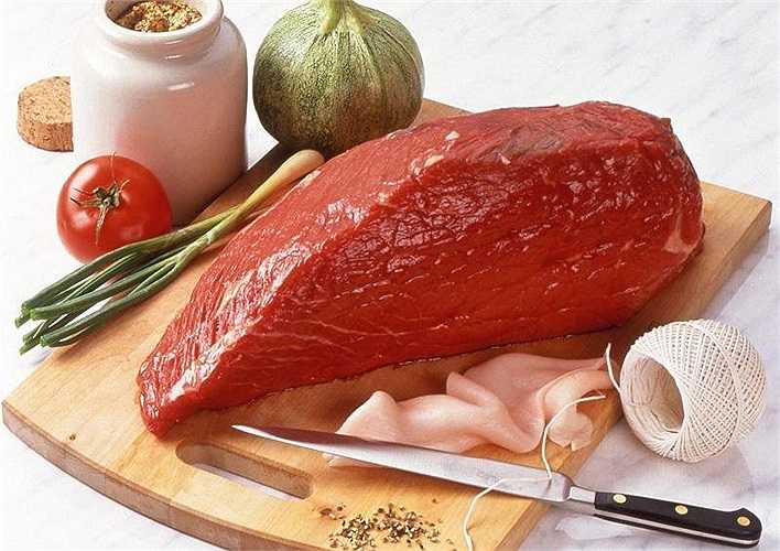 5. Ăn quá nhiều thịt: Hiệp hội Thực phẩm Hoa Kỳ đã cho thấy rằng con người hàng ngày chỉ nên tiêu thụ 0,8 g protein cho mỗi kg trọng lượng cơ thể, có nghĩa là một người nặng 50 kg thì chỉ nên tiêu thụ 40 gram protein một ngày. Tránh dung nạp quá nhiều gây ra thiệt hại đến thận.
