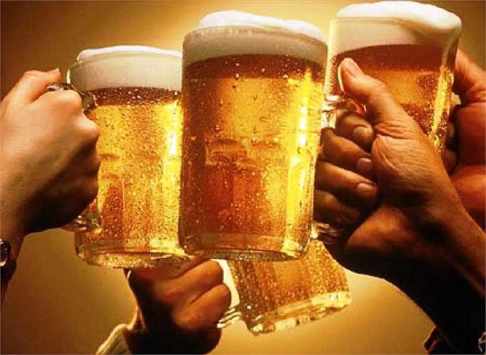 7.Thích uống bia: Nếu bạn đã bị bệnh thận mà lại uống bia số lượng lớn sẽ làm lắng đọng axit uric dẫn đến tắc nghẽn ống thận, gây suy thận.
