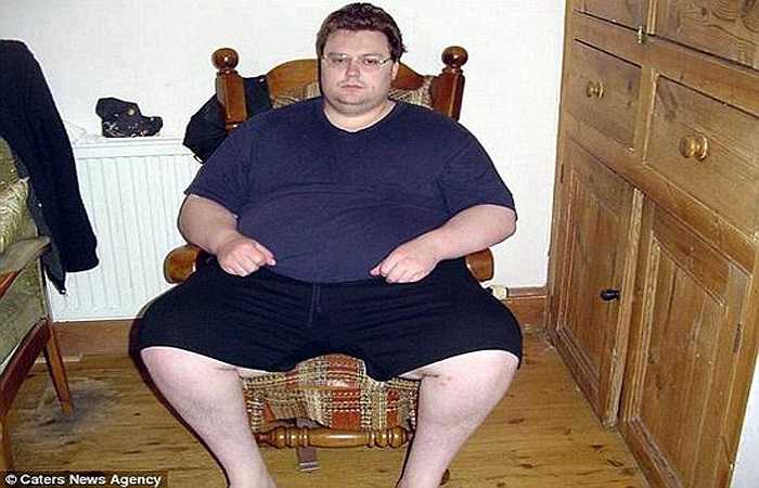 5. Mike Waudby, 32 tuổi, đến từ thành phố Hull (Yorkshire, nước Anh), nặng gần 140 kg ở tuổi 21 và chạm mốc 209,5 kg khi 29 tuổi. Khổ sở và chán nản vì cơ thể béo phì, Mike từng dùng thuốc quá liều một cách tuyệt vọng để mong chấm dứt nỗi buồn đau.