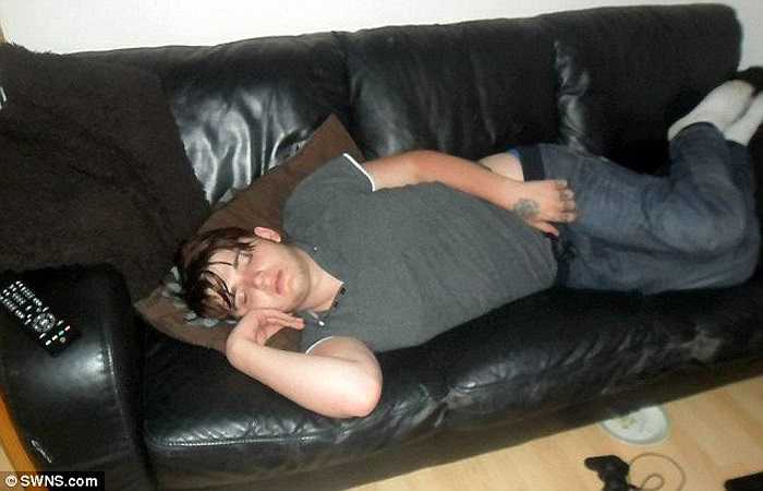 6. Connor Sayer, 20 tuổi, sống ở Doncaster, nước Anh trước đây là một người rất béo. Anh chàng làm nhân viên quầy bar này từng nặng đến 90kg. Chính cơ thể mập mạp khiến cho Connor luôn cảm thấy tự ti về bản thân mình.