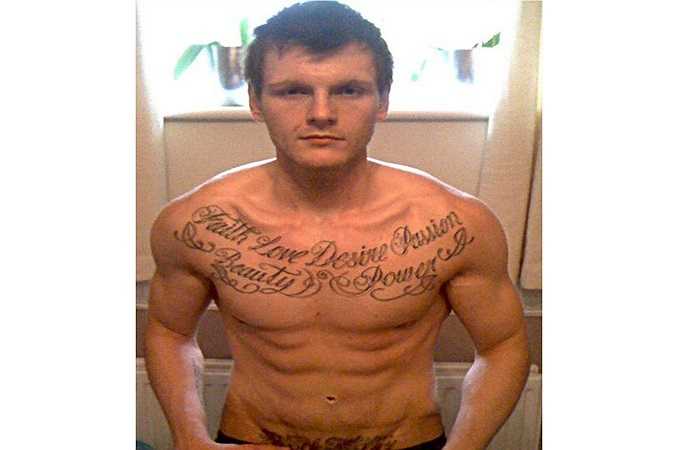 Chàng trai 23 tuổi này tâm sự anh quyết định thay đổi bản thân sau khi không thể thắt dây an toàn trên tàu lượn siêu tốc tại công viên Alton Towers. 'Tôi biết đó chính là lúc mình phải thay đổi để có được một cuộc sống tốt đẹp hơn. Cân nặng chính là vấn đề làm tôi đau khổ', Hewitt tâm sự.