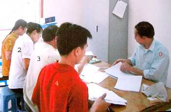 Tuyển tù nhân vào làm việc trong chính quyền xã