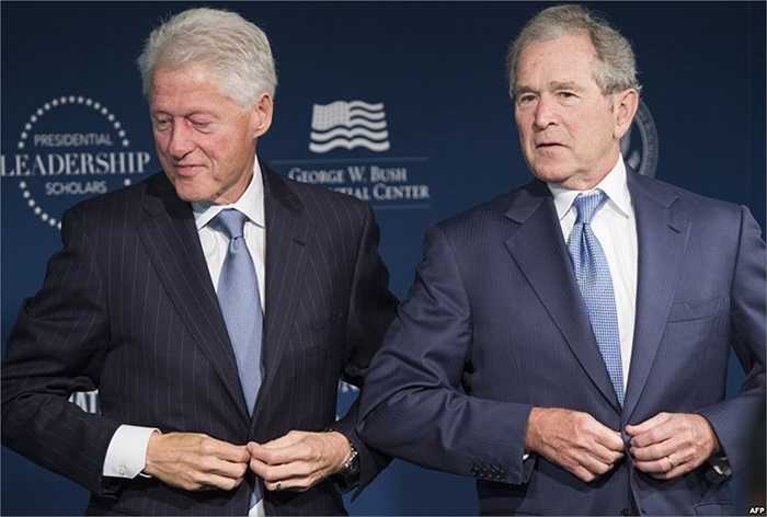 Cựu Tổng thống Mỹ Bill Clinton và cựu Tổng thống George W. Bush, chuẩn bị rời buổi lễ sau khi phát biểu tại Chương trình Học giả Lãnh đạo của Tổng thống tại bảo tàng Newseum trong thủ đô Washington