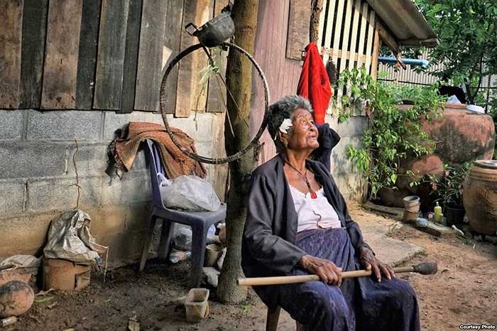 Bà cụ ở tuổi 90 đã trải qua suốt cuộc đời ngoài ruộng rẫy, giờ đây hài lòng ngồi trong mảnh vườn nhỏ sau nhà ở đông bắc Thái Lan