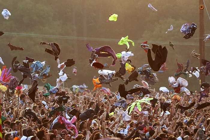 Người tham dự lễ hội tung áo của mình lên không theo yêu cầu của nghệ sĩ Major Lazer, tại Bestival, tổ chức tại Công viên thám hiểm Robin Hill, Đảo Wight, Anh