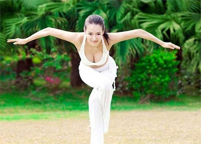 Ngay từ khi 14 tuổi, Muqimiya đã tham gia làm người mẫu cho một số chương trình quảng cáo. Và đến năm 21 tuổi, cô đã mở 1 trung tâm Yoga của riêng mình.