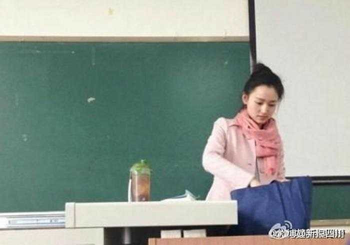 Thời gian gần đây, hình ảnh cô giáo trẻ dạy tiếng Anh của Đại học Sư phạm Tứ Xuyên được lan truyền chóng mặt trên các diễn đàn, mạng xã hội Trung Quốc.