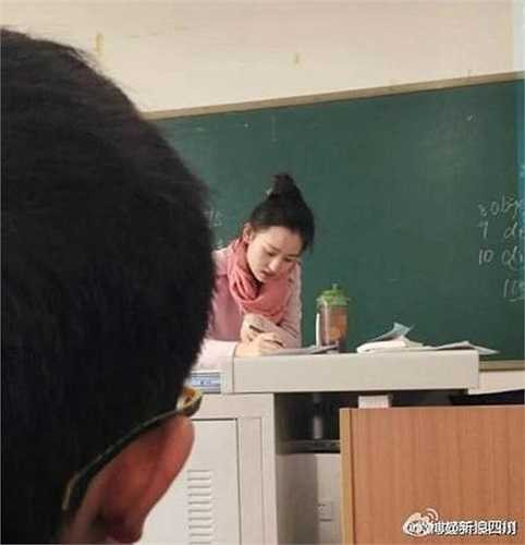 Cô giáo trẻ được yêu mến bởi sở hữu vẻ đẹp nhẹ nhàng, thuần khiết.