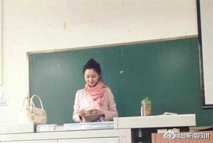 Hình ảnh này của cô được sinh viên trong trường chụp lén và đăng tải lên mạng.