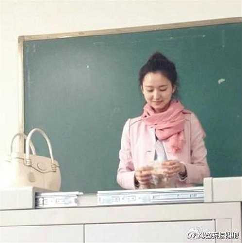 Ngay sau khi được đăng tải lên mạng, nhiều người cho rằng gương mặt cô có nhiều nét tương đồng với nữ diễn viên Lưu Thi Thi của Bộ bộ kinh tâm.