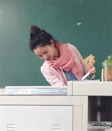 Các sinh viên từng học cô đều bình luận cô bên ngoài rất xinh. Có bạn còn tiết lộ, đến buổi dạy của cô, các nam sinh đều chịu khó đi học.