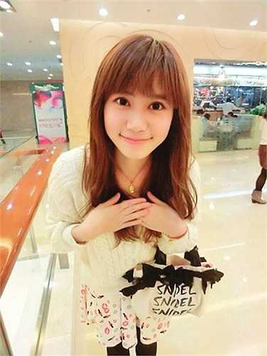 Cô giáo trẻ có làn da trắng, vóc dáng mảnh khảnh, nhỏ nhắn với mái tóc dài mượt và giọng nói ngọt ngào, mềm mại. Nhiều người thậm chí còn lầm tưởng cô là nữ sinh.