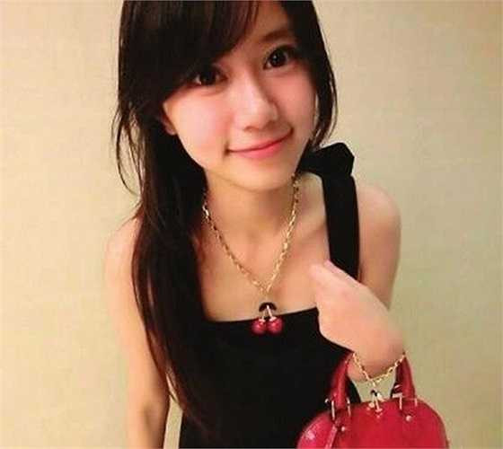 Cô chỉ chia sẻ: 'Có lẽ các học sinh thấy tôi còn trẻ lại là giáo viên mới nên tò mò một chút thôi'.