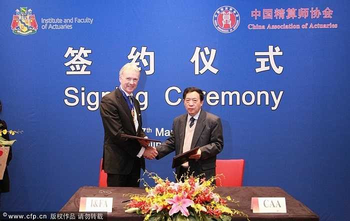 Tiếp đó là chuyên gia tính toán bảo hiểm với thu nhập bình quân là từ 120.000 đến 150.000 nhân dân tệ/năm. Hình ảnh ở trên là cuộc gặp gỡ giữa ông Wei (phải) là chủ tịch Hiệp hội các chuyên gia tính toán Trung Quốc và ông Ronald Bowie (trái) là chủ tịch Viện chuyên gia tính toán của Anh. 