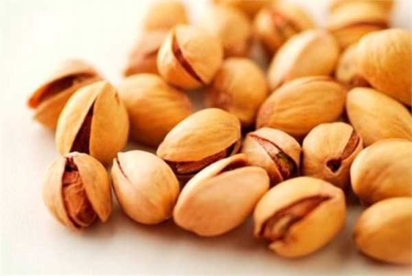 Hạt dẻ: Hạt dẻ có rất nhiều chất dinh dưỡng như protein, chất béo, canxi, phốt pho, sắt và rất nhiều các nguyên tố vi lượng khác có tác dụng bổ thận, tăng cường lưu thông khí huyết, tốt cho sức khỏe nhưng lại không gây béo.