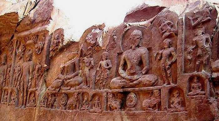 Nalanda là ngôi trường của Phật giáo, trung tâm giáo dục cao cấp nhất thời cổ đại, được xây dựng đầu tiên trên thế giới. Di tích ngôi trường hiện thuộc tỉnh Bihar, quê hương Phật giáo Ấn Độ.