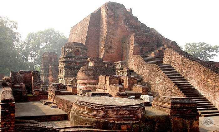 Nalanda cách trung tâm Patna chừng 90km về phía đông Nam. Ngôi trường trải rộng trên diện tích 14 ha, được xây dựng vào thế kỷ 5 sau công nguyên và hoạt động cho đến năm 1197.