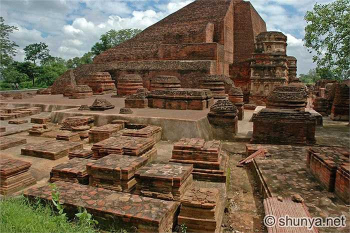 Đường Tăng đã từng theo học tại ngôi trường này suốt 15 năm. Cuộc đời danh tiếng của nhà sư đã được tác giả Ngô Thừa Ân viết thành sách Tây Du Ký.