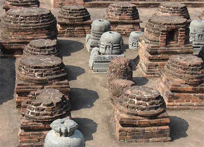 Ngôi trường phát triển mạnh mẽ vào thời vua Sakraditya, tuy nhiên cũng có một số ghi chép khác lại vào thời của vua Kumaragupta II.