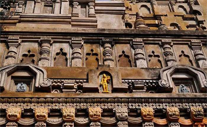 Nalanda là ngôi trường đại học đầu tiên và cũng là lâu đời nhất còn tồn tại cho đến ngày nay. Ngôi trường có thiết kế khép kín, gồm có khu giảng đường, thư viện, ký túc xá, hồ nước, công viên...