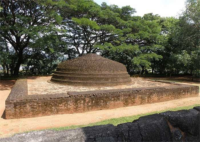 Kiến trúc ngôi trường cổ đại này được xây dựng hầu hết bằng gạch đỏ. Tất cả được thiết kế với kết cấu, trang trí tỉ mẩn, cầu kỳ cùng những bức tượng, hình thù trạm trổ độc đáo, kỳ lạ.